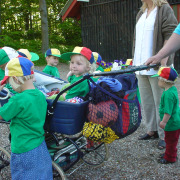 Børn der går tur